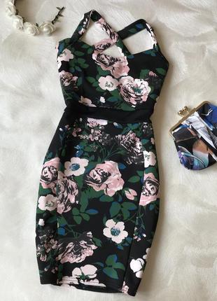 Облягаюча сукня в квітах плаття