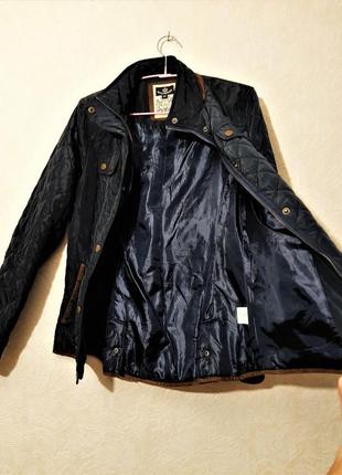 Стильная куртка утеплённая на тонким синтепоном чёрно-синяя воротник-стойка стёганная женская4 фото
