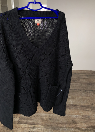 Вязаный свитер с разрезами по бокам