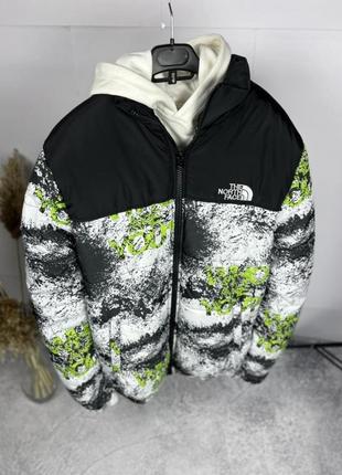Куртка белая с разноцветным принтом tnf