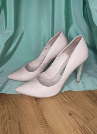 Женские кожаные туфли на каблуке цвет пудра1 фото