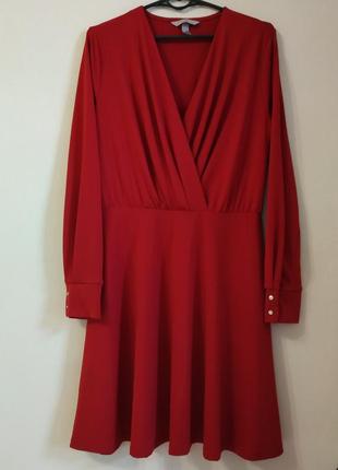 Красное классическое платье на запах