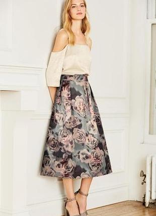 Красивая стильная блуза с открытыми плечами свободного силуэта