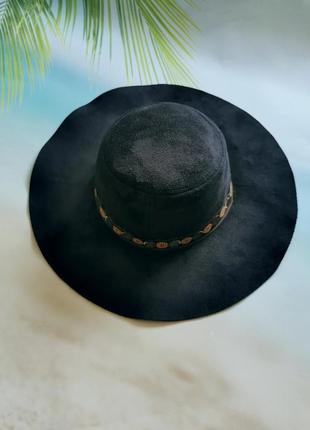 Чёрная шляпа слауч с металлическими украшениями3 фото
