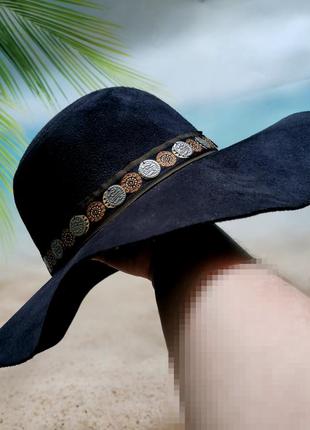 Чёрная шляпа слауч с металлическими украшениями2 фото