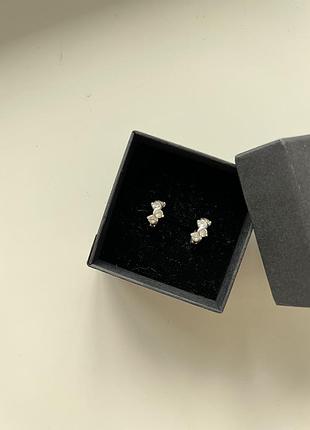 Серебряные полоски с 4 камушками циркония на каждой серьге