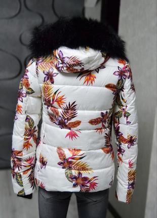Курточка белая в цветы3 фото