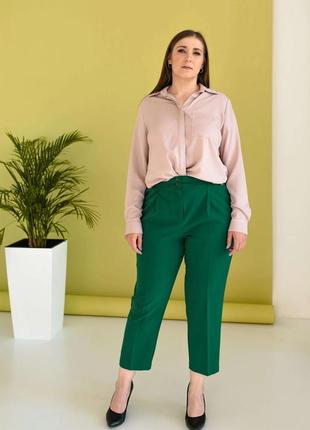 Укороченные летние женские ярко - зеленые брюки классического кроя больших размеров