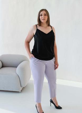Классические весенние сиреневые женские укороченные брюки больших размеров4 фото
