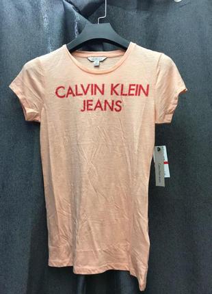 Персиковая футболка с принтом cult brand calvin klein2 фото