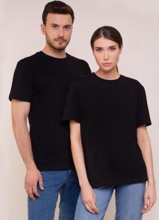 Базовая однотонная черная футболка