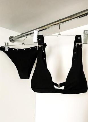 Раздельный черный женский красный яркий купальник застежки пряжки замочки бразильяна