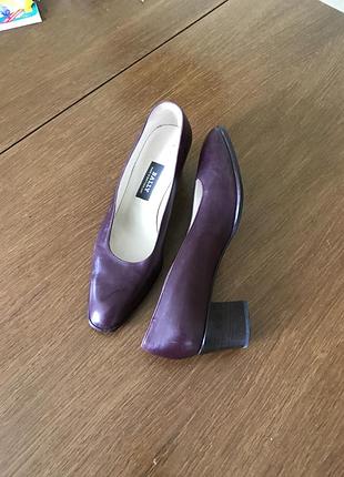 Шкіряні туфлі кольору марсала швейцарія