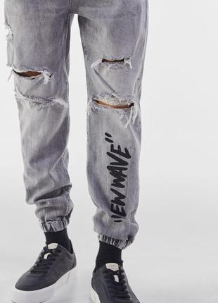 Рваные джинсы - джоггеры с принтом3 фото