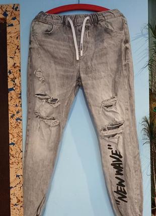 Рваные джинсы - джоггеры с принтом6 фото