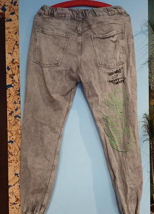 Рваные джинсы - джоггеры с принтом5 фото