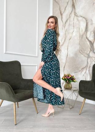 Длинное платье в принт с разрезом сбоку на юбке