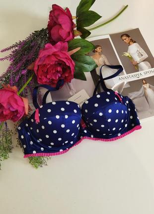 Брендовый атласный бюстгальтер на тонком поролоне размера 75 b