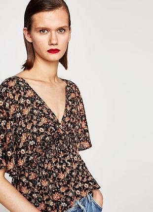 Блузка с глубоким декольте zara