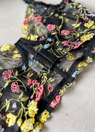 Роскошный корсетный черный комплект белья из сеточки с цветочной вышивкой (бюст на косточках + трусики стринги)4 фото