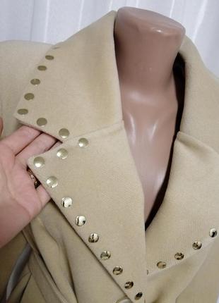 Стильне пальто довжини міді з поясом та заклепками   стильное пальто длины миди с поясом и заклёпкам7 фото