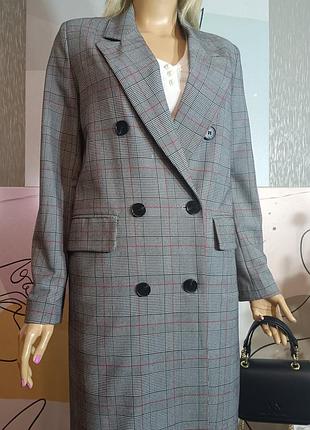 Стильне двобортне пальто в клітинку
