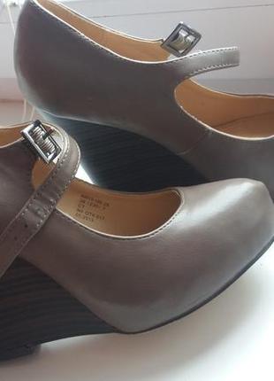 Туфли на танкетке