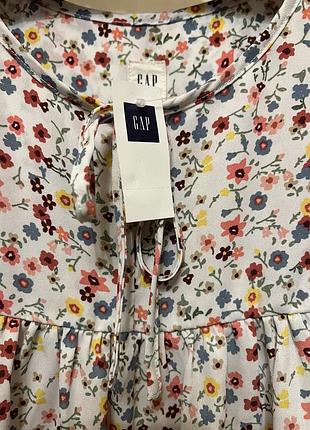 Очень красивая и стильная брендовая блузка в цветочках.