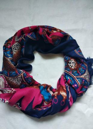 Яркий платок палантин шарф