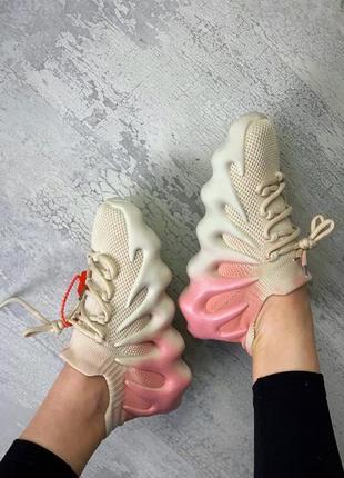 Модные женские кроссовки из воздухопроницаемого текстиля на крутой подошве молочного цвета 35-404 фото
