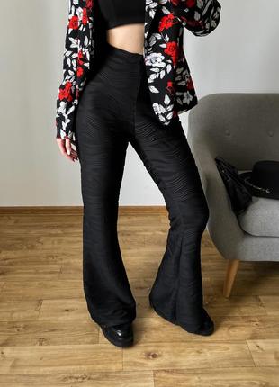 Жіночі чорні брюки кльош із декоративними швами1 фото