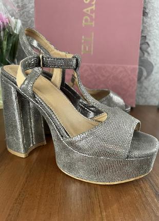 Шикарные кожаные босоножки