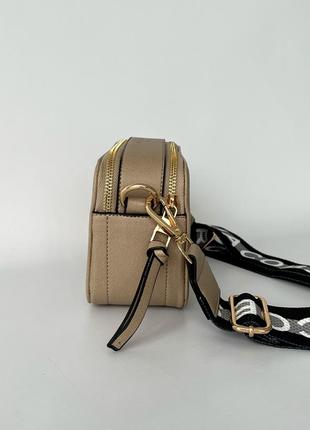 Marc jacobs snapshot beige gold популярна трендова сумочка марк джейкобс бежева сумка золотий логотип2 фото