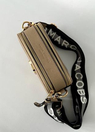 Marc jacobs snapshot beige gold популярна трендова сумочка марк джейкобс бежева сумка золотий логотип4 фото