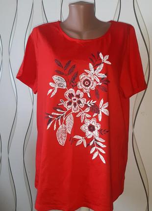 Яркая футболка