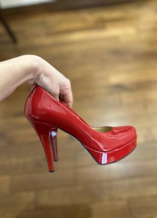Туфлі червоні лакові(+одна пара у подарунок )/ туфли красние лаковие+подарунок