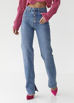 Джинсы на пуговицах с фигурной кокеткой