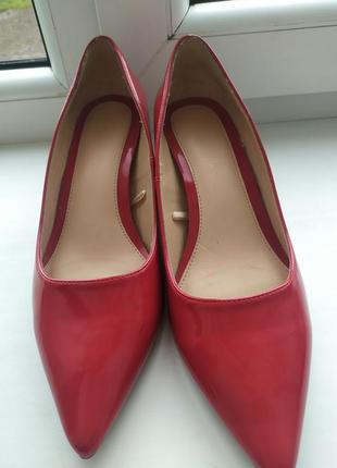 Яскраві лакові туфлі червоного кольору 38 розмір1 фото