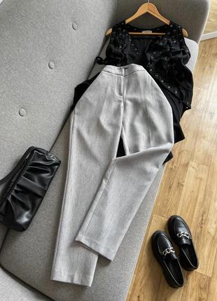 Базові сірі брюки із костюмної тканини