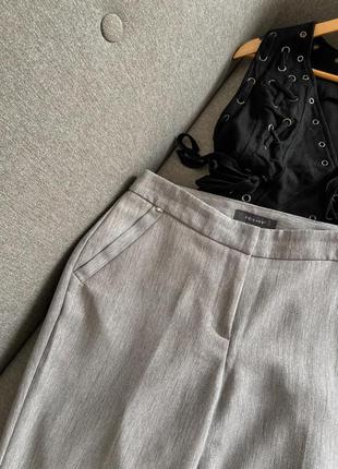 Базові сірі брюки із костюмної тканини6 фото
