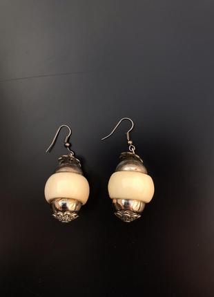 Серьги белые с осью