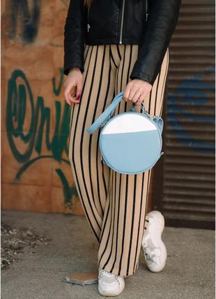 Женская круглая сумка bale голубая с белым5 фото