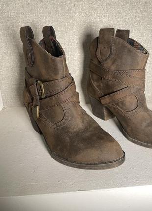 Кожаные ботинки казаки на толстом каблуке rocket dog western ankle boots ( new rock, destroy, underground, shock, buffalo )8 фото