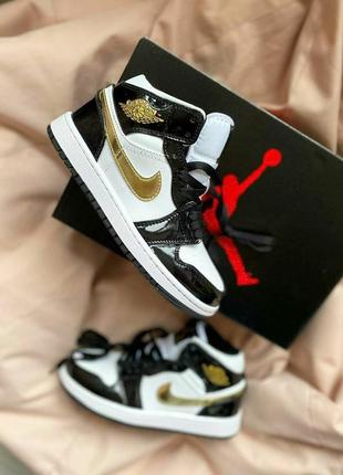 Nike air jordan 1 mid 
•patent golden black•