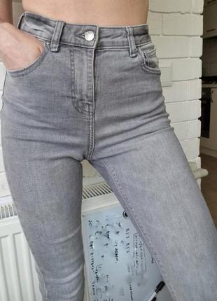 Серые джинсы скинни denimco высокая посадка3 фото