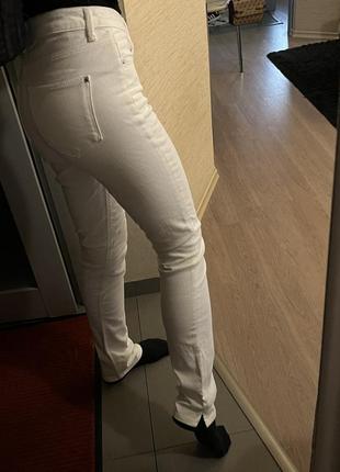 Джинсы белые