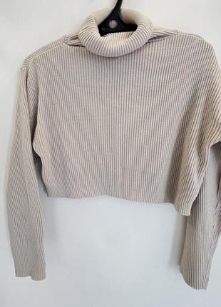 Шерстяной короткий свитер бежевого цвета2 фото