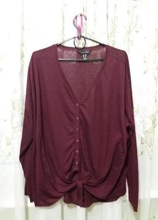 Футболка на ґудзиках і знизу на зав'язках