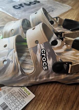 Чоловічі мармурові сандалі крокс crocs all-terrain marbled sandal оригінал