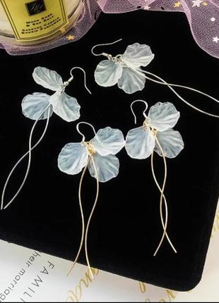 Довгі сережки з білими пелюстками